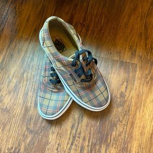 Vans off the wall plaid shoes kids size 2! ⭐️